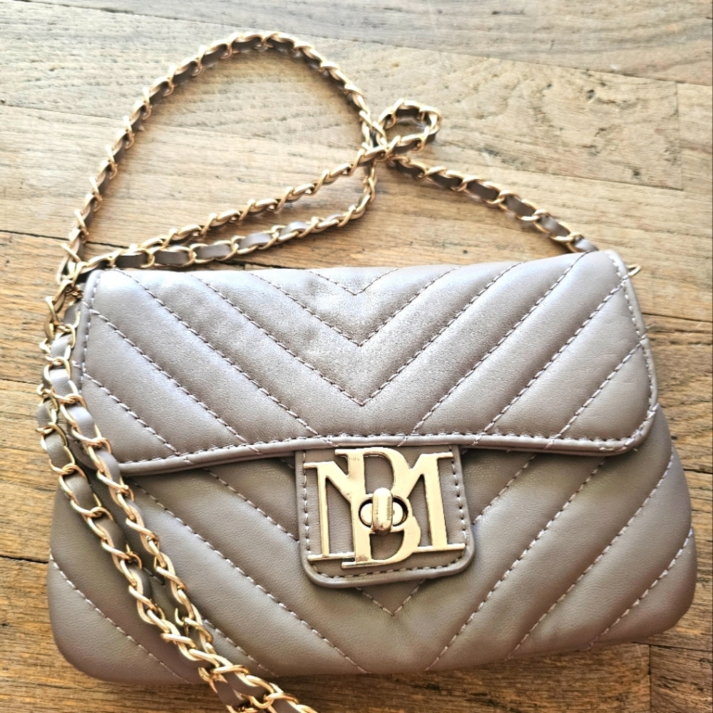 Elegant Tan Badgley Mischka Crossbody Purse
